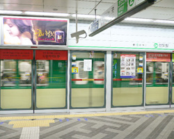 地下鉄の乗降口（二重ドア）
